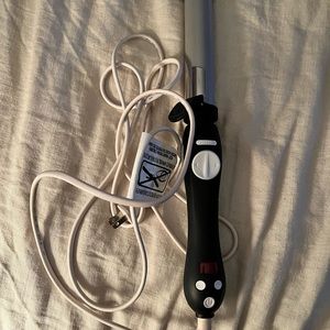 Beachwaver s1.25 curling iron.
